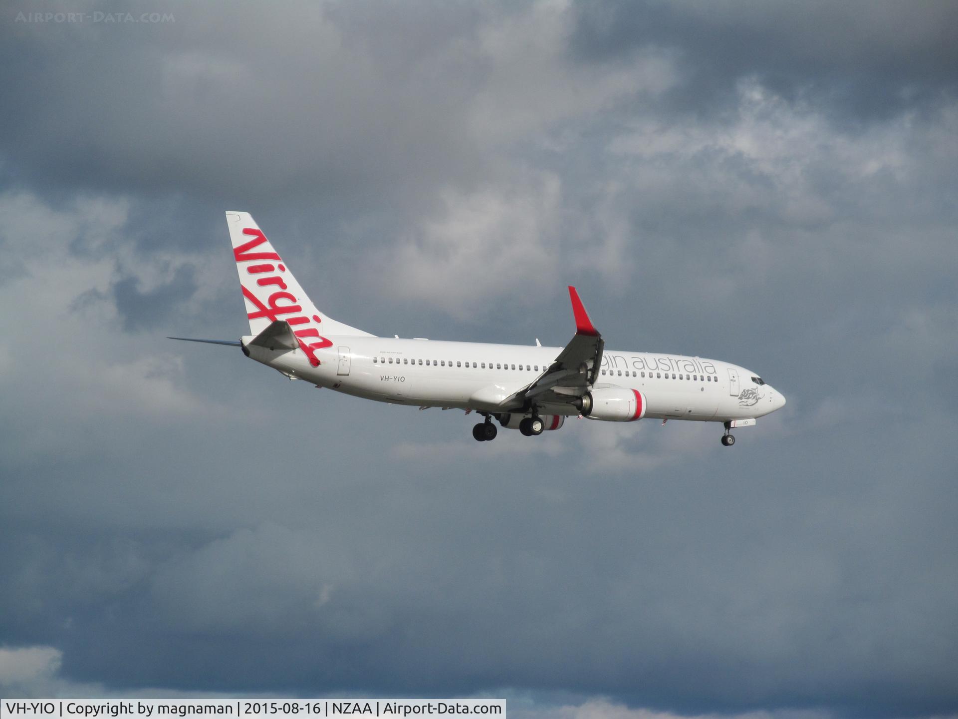 VH-YIO, 2012 Boeing 737-8FE C/N 38714, short finals
