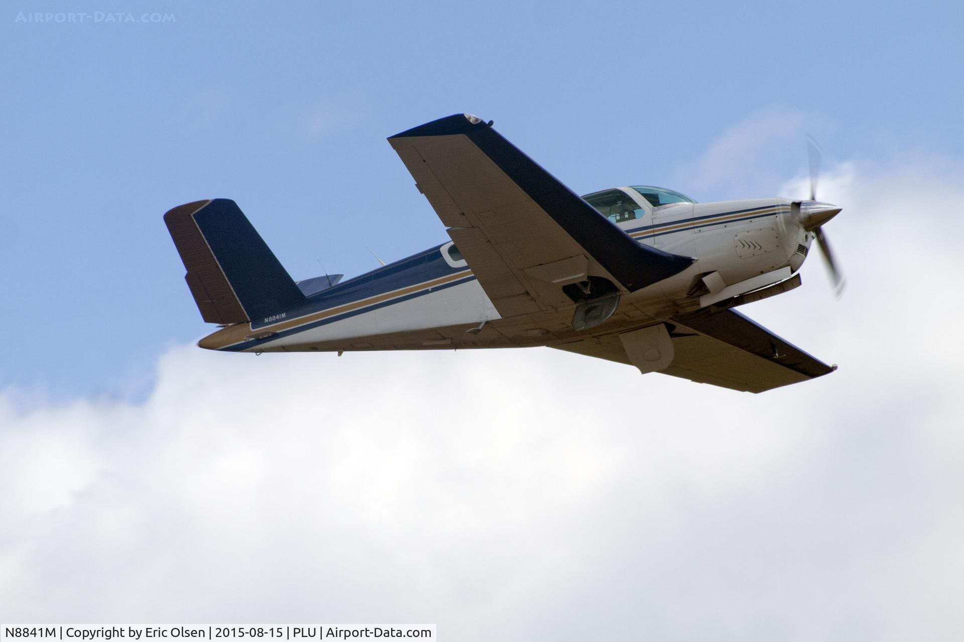 N8841M, 1964 Beech S35 Bonanza C/N D-7365, Beech Bonanza S35 leaving Thun Field.