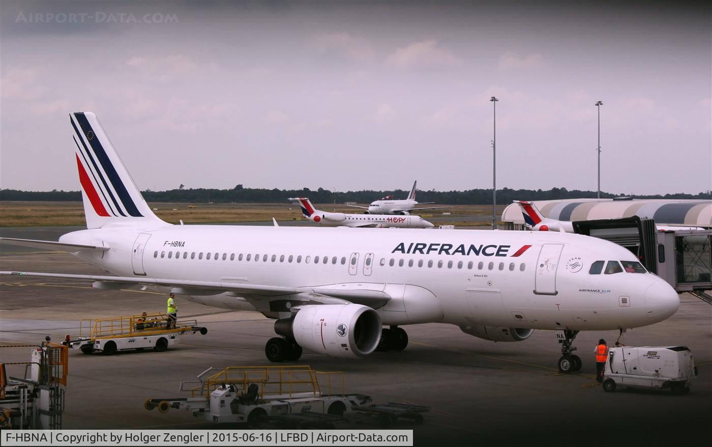 F-HBNA, 2010 Airbus A320-214 C/N 4335, Be witness of a kind of rush hour at BOD....