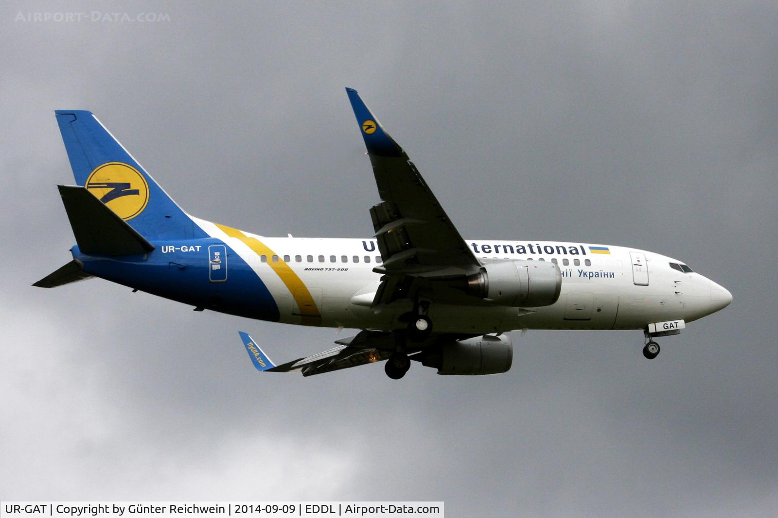 UR-GAT, 1993 Boeing 737-528 C/N 25237, Flying into Dusseldorf
