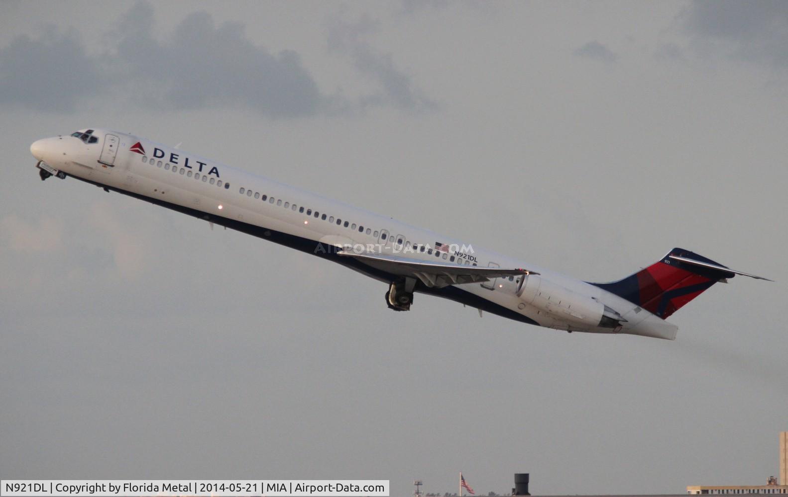 N921DL, 1988 McDonnell Douglas MD-88 C/N 49645, Delta