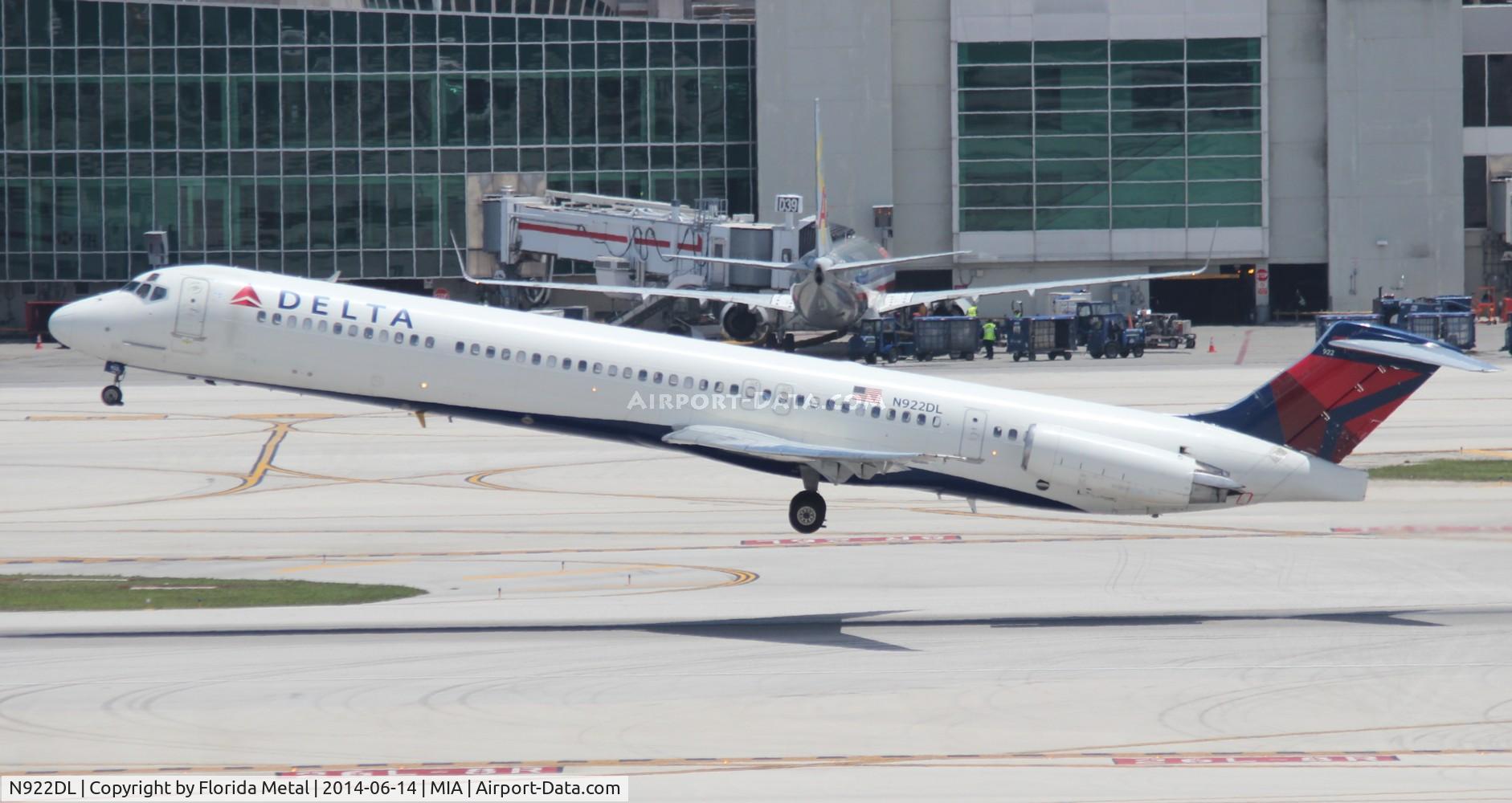 N922DL, 1988 McDonnell Douglas MD-88 C/N 49646, Delta