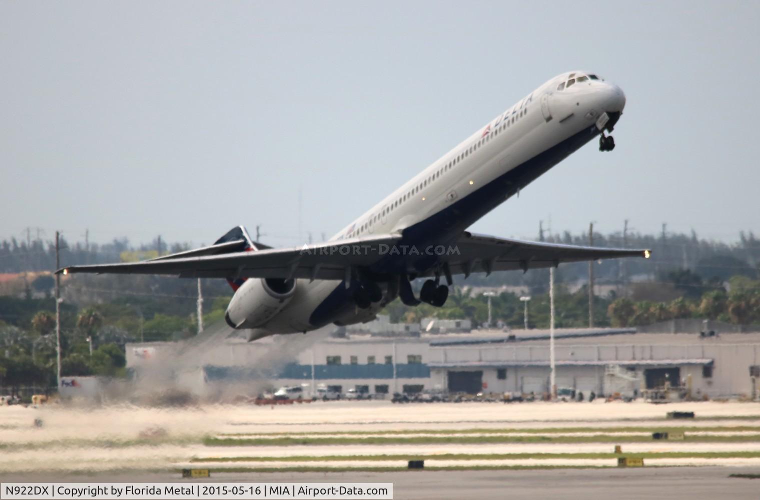 N922DX, 1997 McDonnell Douglas MD-90-30 C/N 53584, Delta