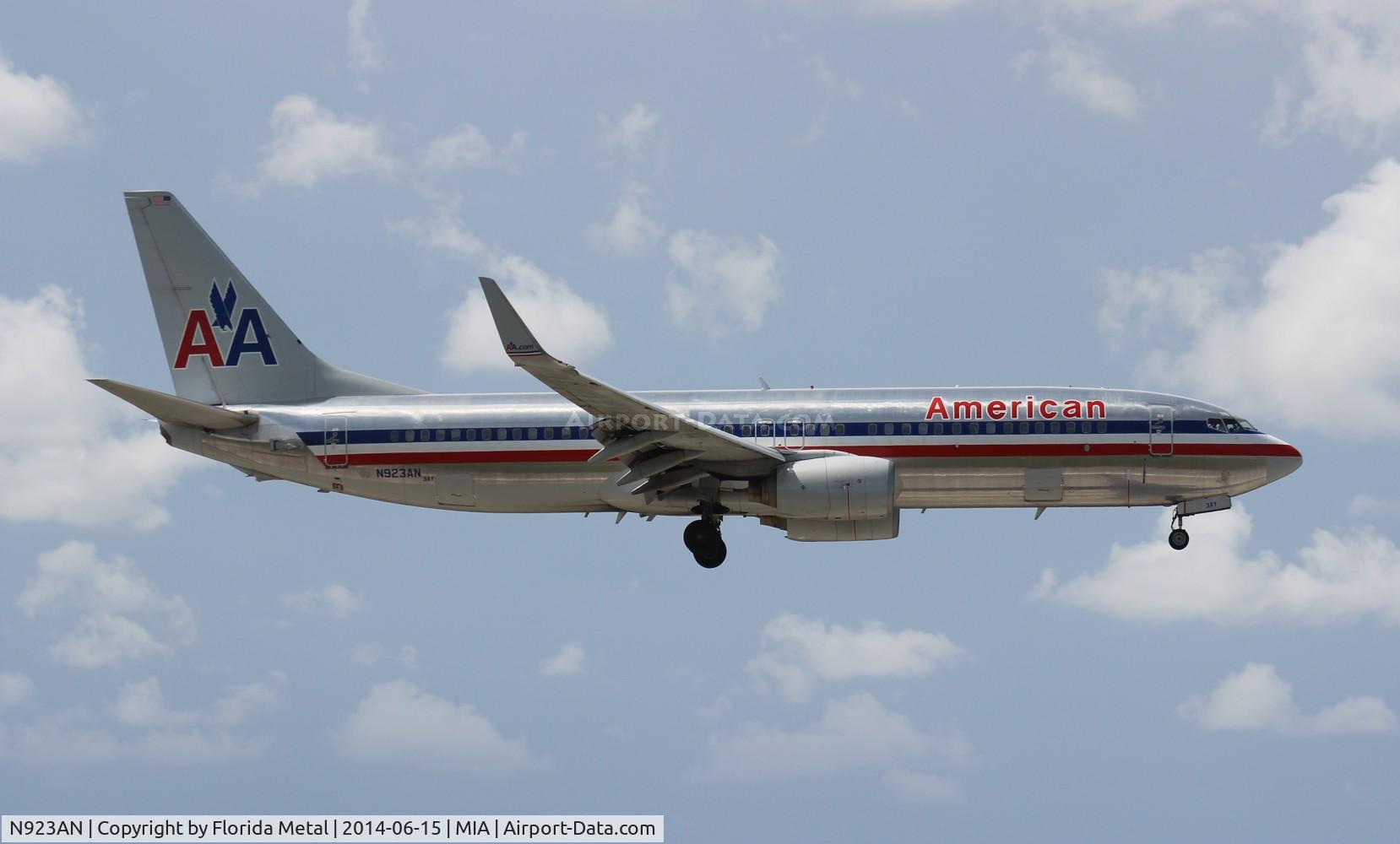 N923AN, 1999 Boeing 737-823 C/N 29524, American