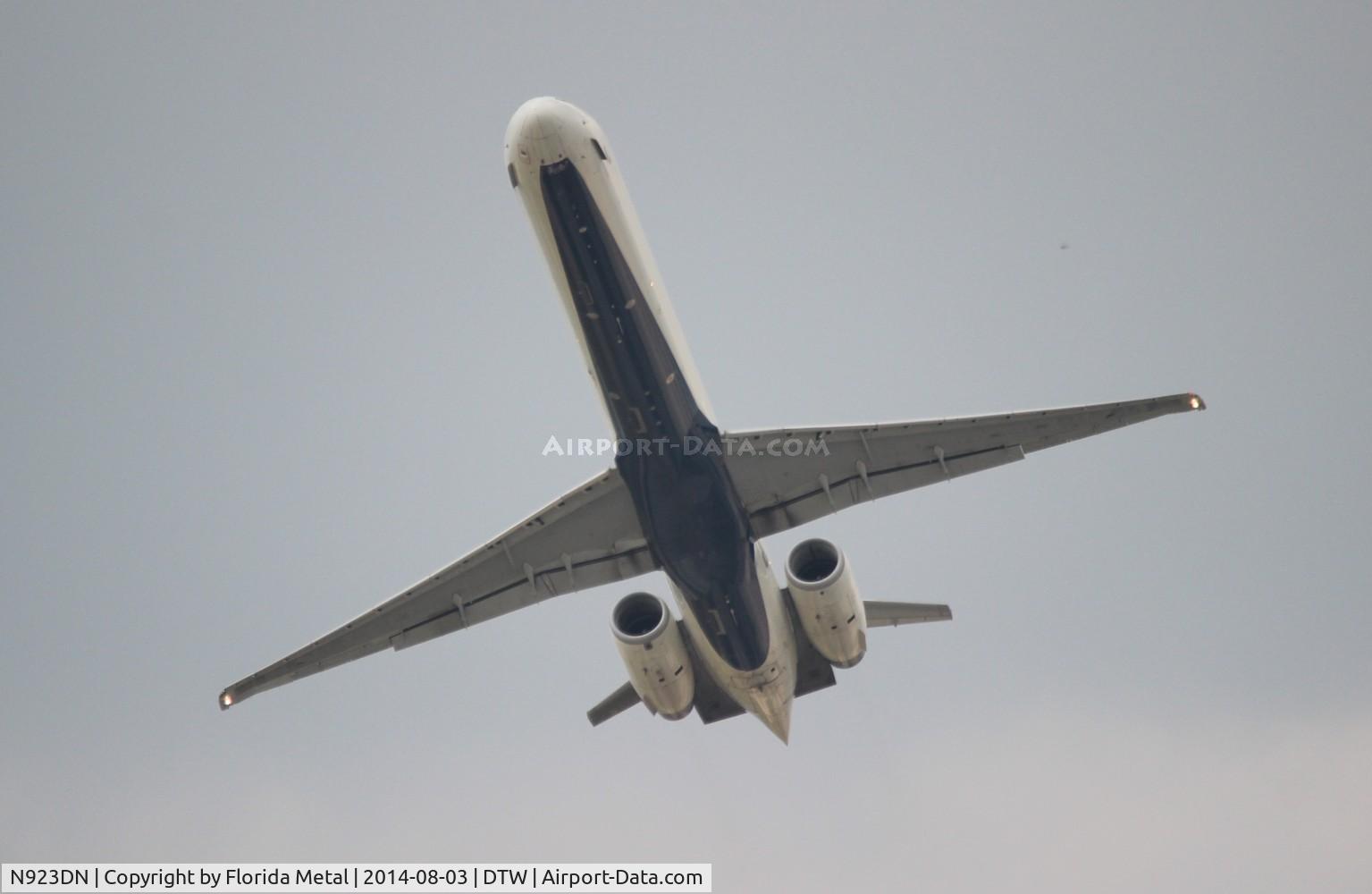 N923DN, 1998 McDonnell Douglas MD-90-30 C/N 53585, Delta