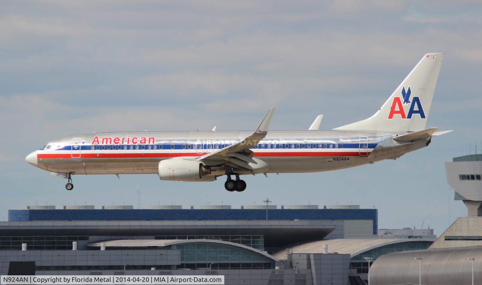 N924AN, 1999 Boeing 737-823 C/N 29525, American