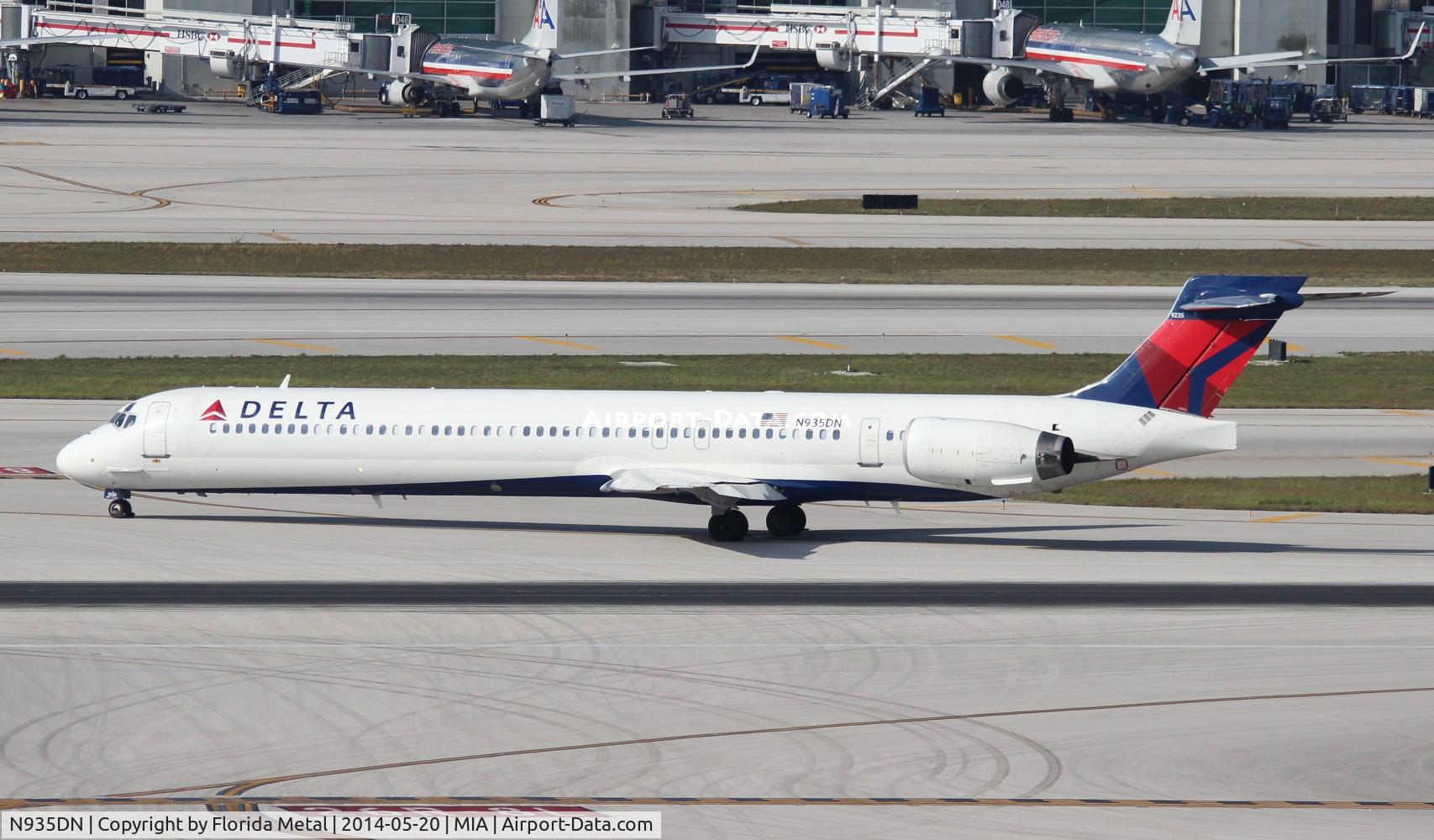 N935DN, 1996 McDonnell Douglas MD-90-30 C/N 53460, Delta