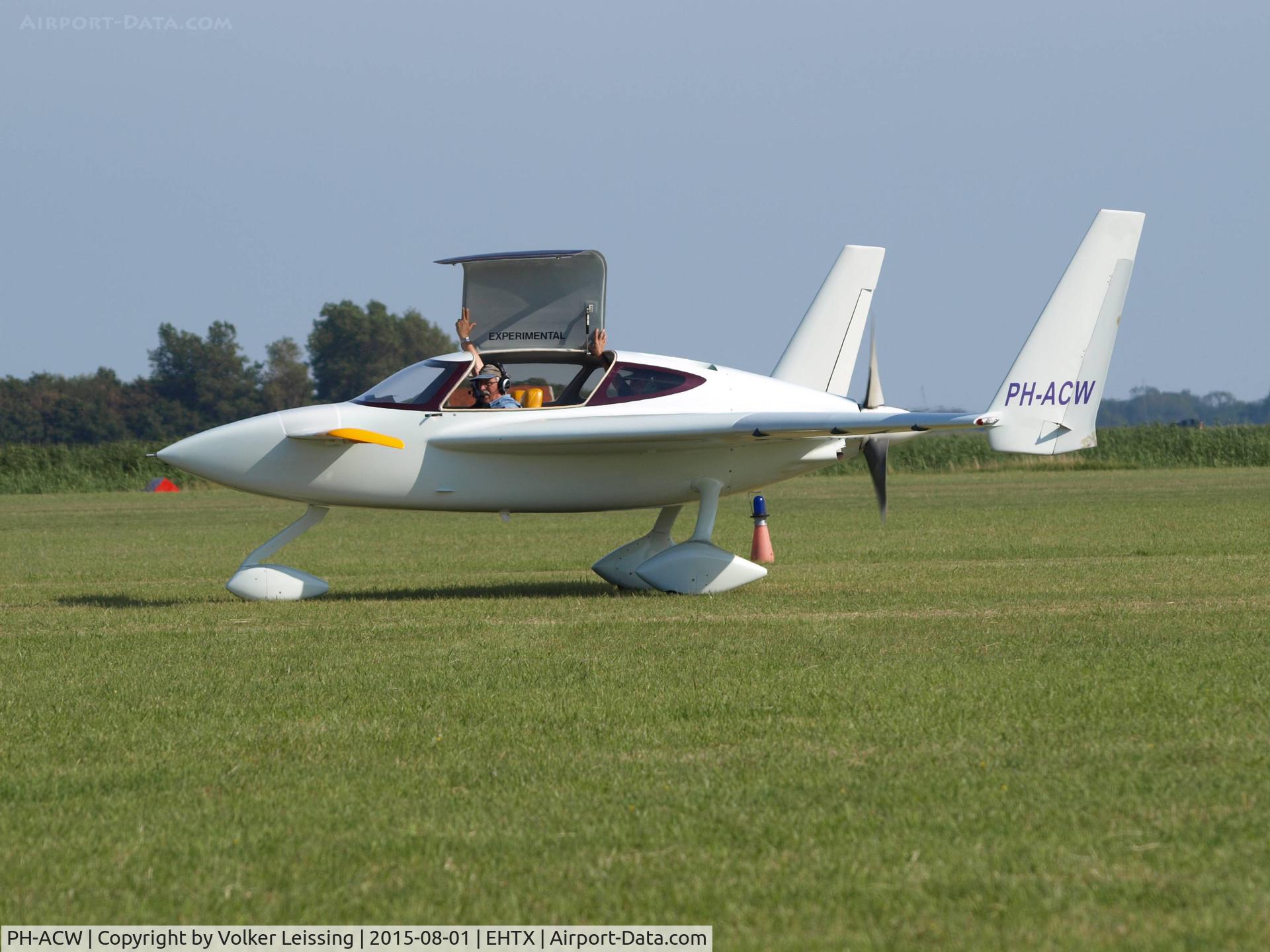 PH-ACW, 2001 Velocity Velocity 173 Elite FG C/N DM0066, taxi to rwy after airshow