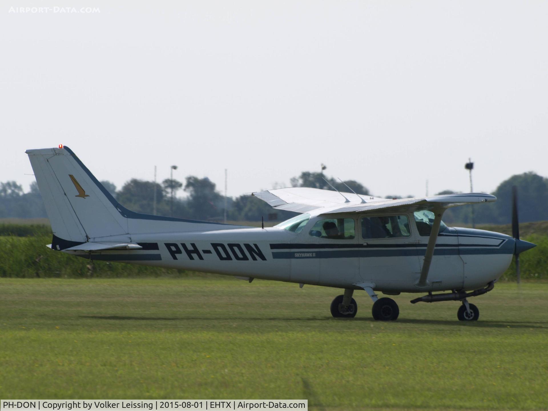 PH-DON, 1981 Cessna 172P Skyhawk II C/N 17274985, landing