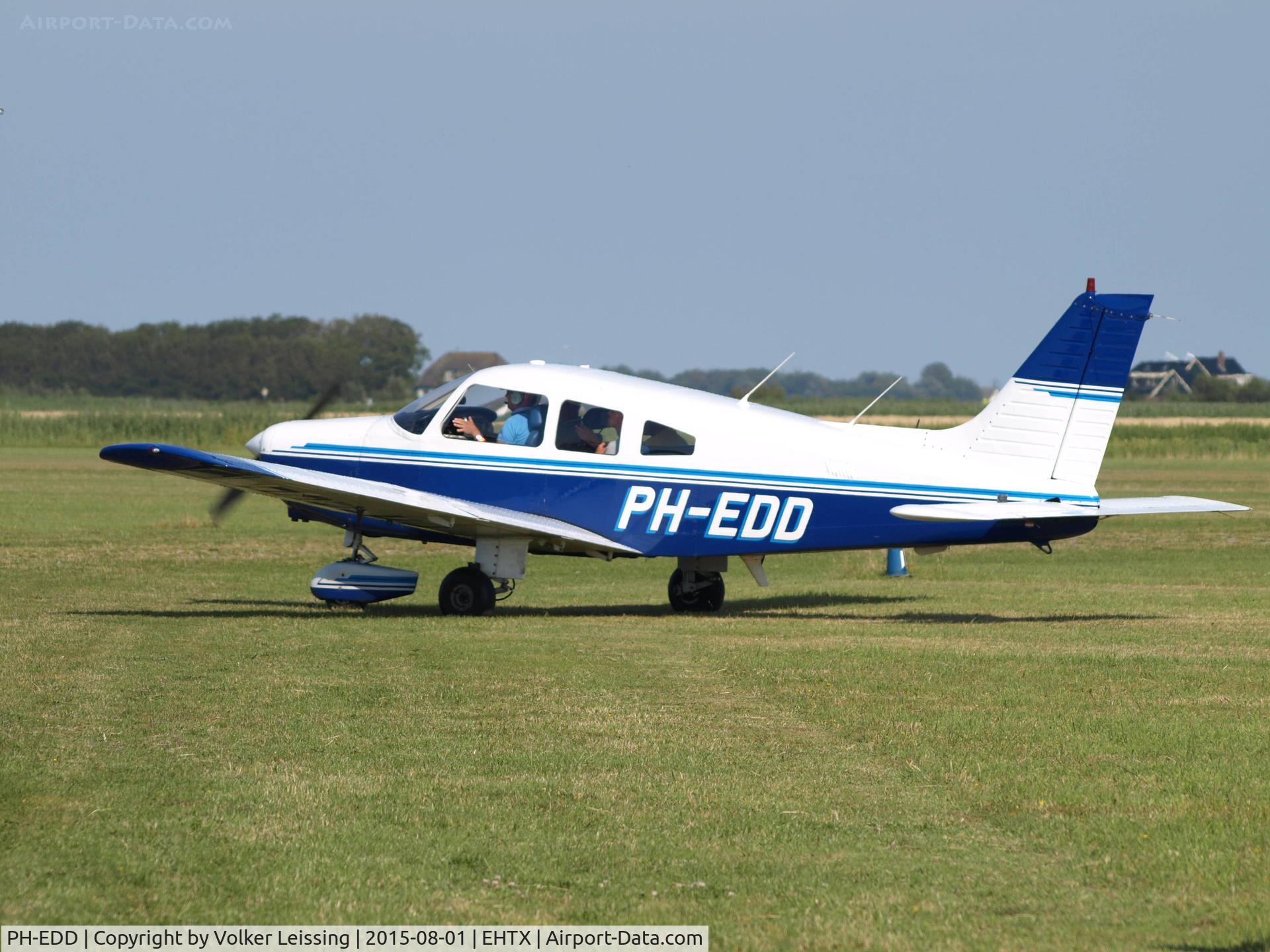 PH-EDD, 1981 Piper PA-28-161 Cherokee Warrior II C/N 28-8116202, taxi to rwy after airshow