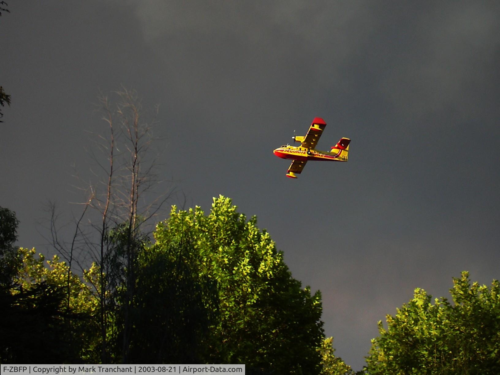F-ZBFP, 1993 Canadair CL-215-6B11 CL-415 C/N 2002, Firefighting above Port Grimaud. Sky is smoke not cloud.