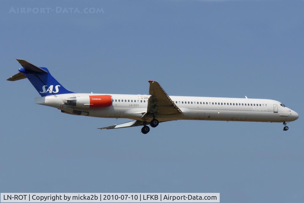 LN-ROT, 1986 McDonnell Douglas MD-82 (DC-9-82) C/N 49422, Landing
