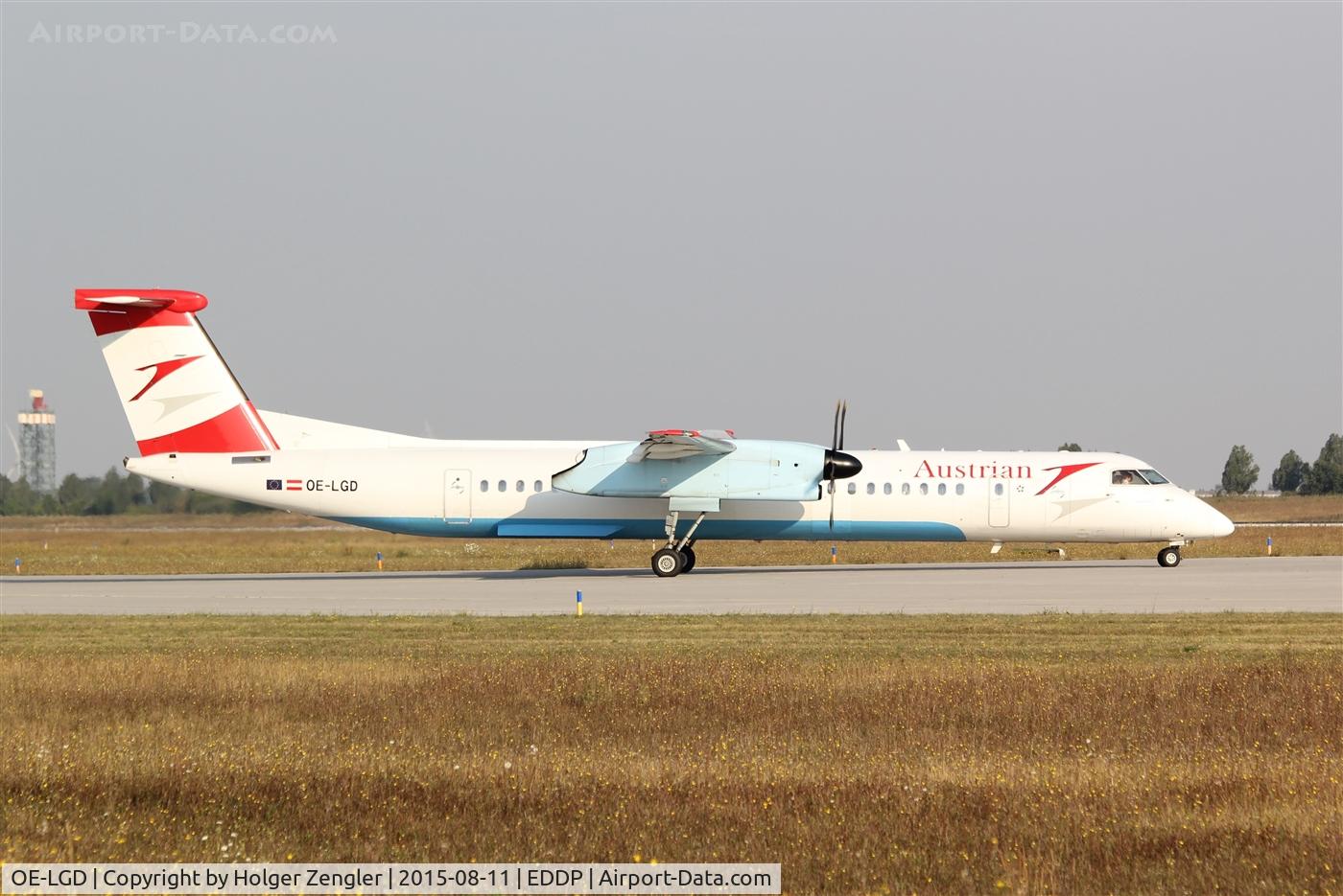 OE-LGD, 2000 De Havilland Canada DHC-8-402Q Dash 8 C/N 4027, VIE shuttle on twy A8 expecting take-off on rwy 26R...