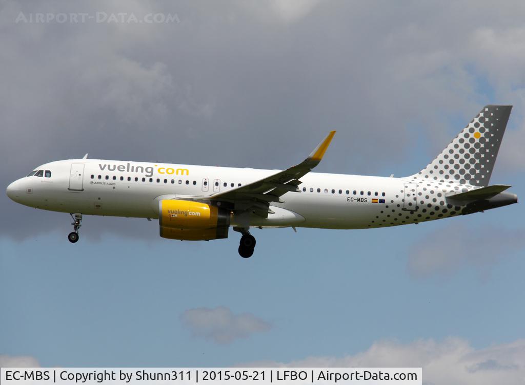 EC-MBS, 2014 Airbus A320-232 C/N 6123, Landing rwy 32L