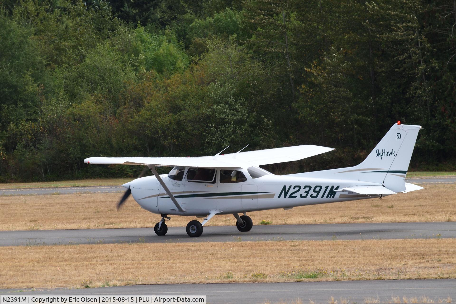 N2391M, 2003 Cessna 172R C/N 17281171, Cessna 172 at Thun Field taxing out.