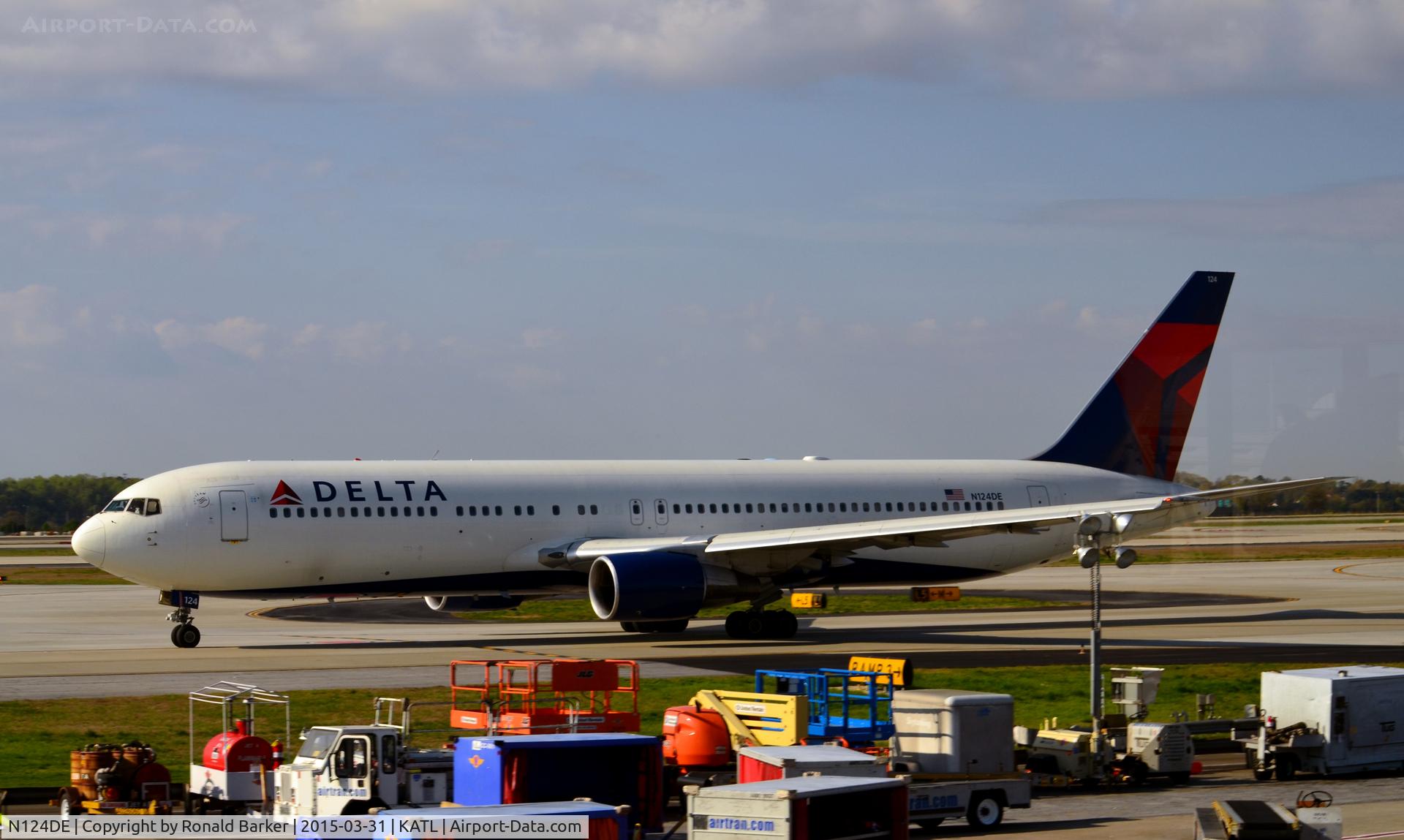 N124DE, 1987 Boeing 767-332 C/N 23438, Taxi ATL