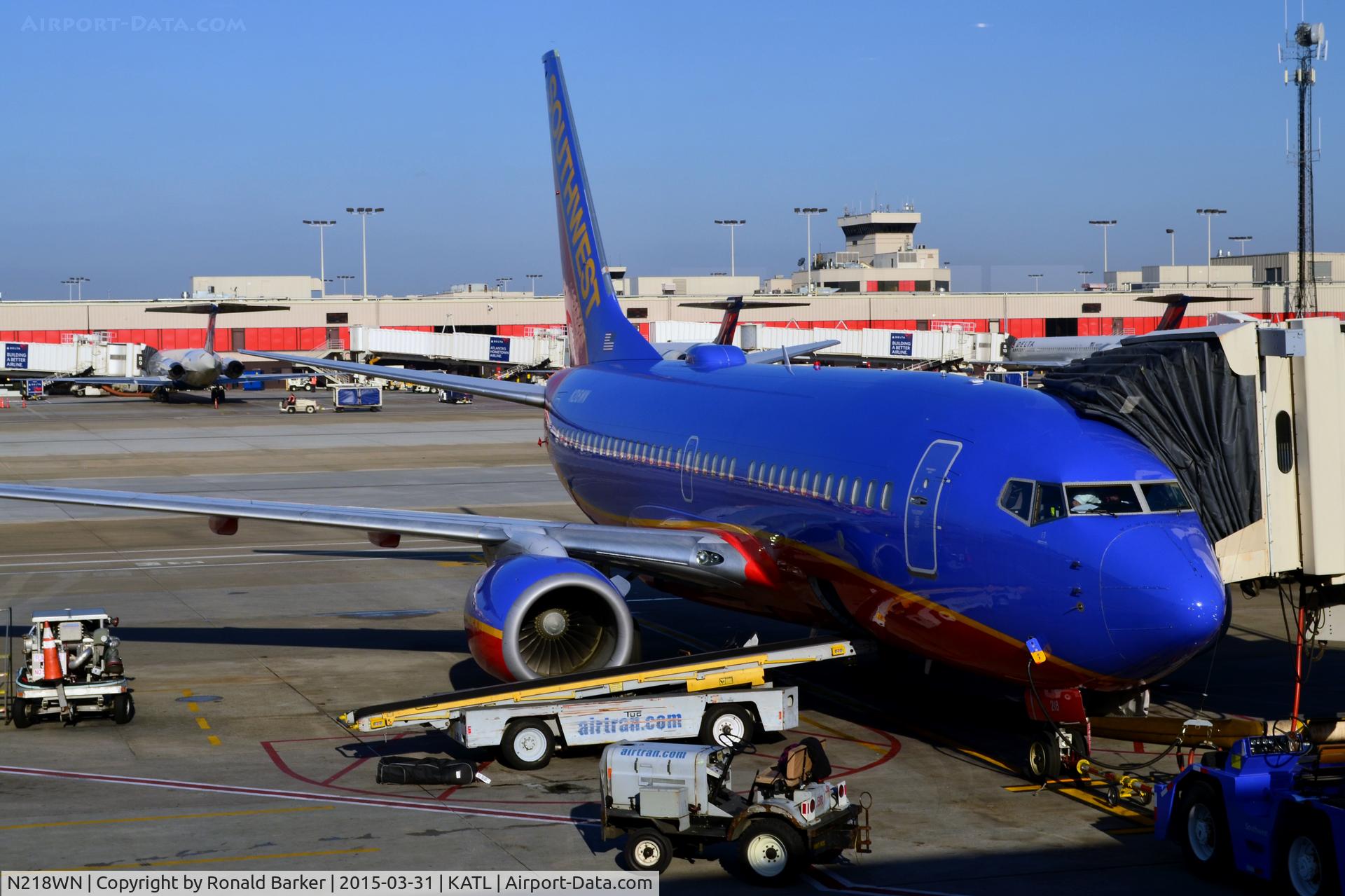 N218WN, 2005 Boeing 737-7H4 C/N 32489, At the gate Atlanta