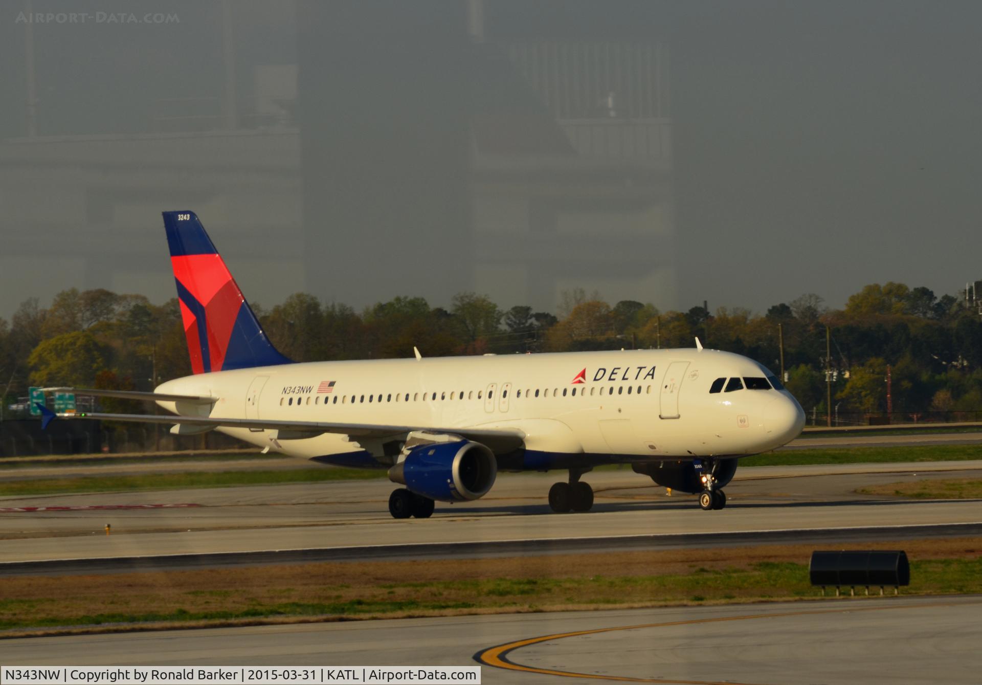 N343NW, 1993 Airbus A320-212 C/N 387, Taxi Atlanta