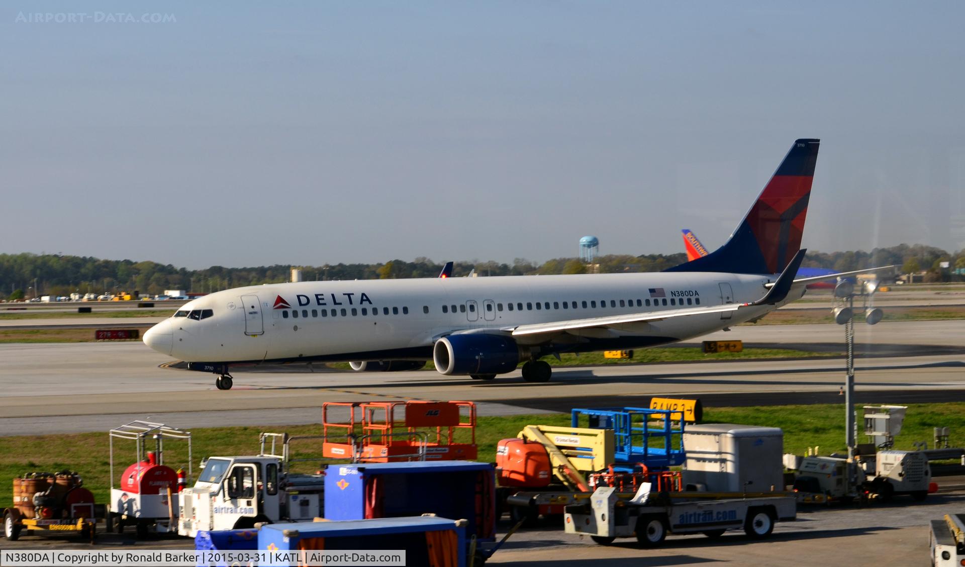 N380DA, 1999 Boeing 737-832 C/N 30266, Taxi Atlanta