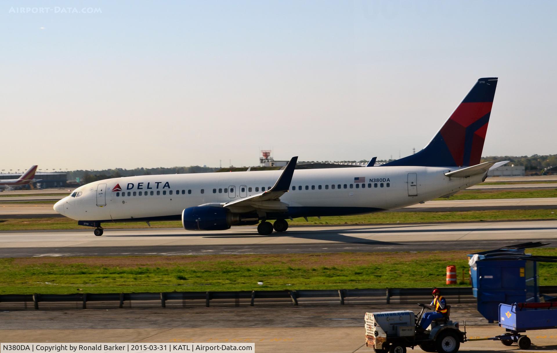 N380DA, 1999 Boeing 737-832 C/N 30266, Taxi Atlanta