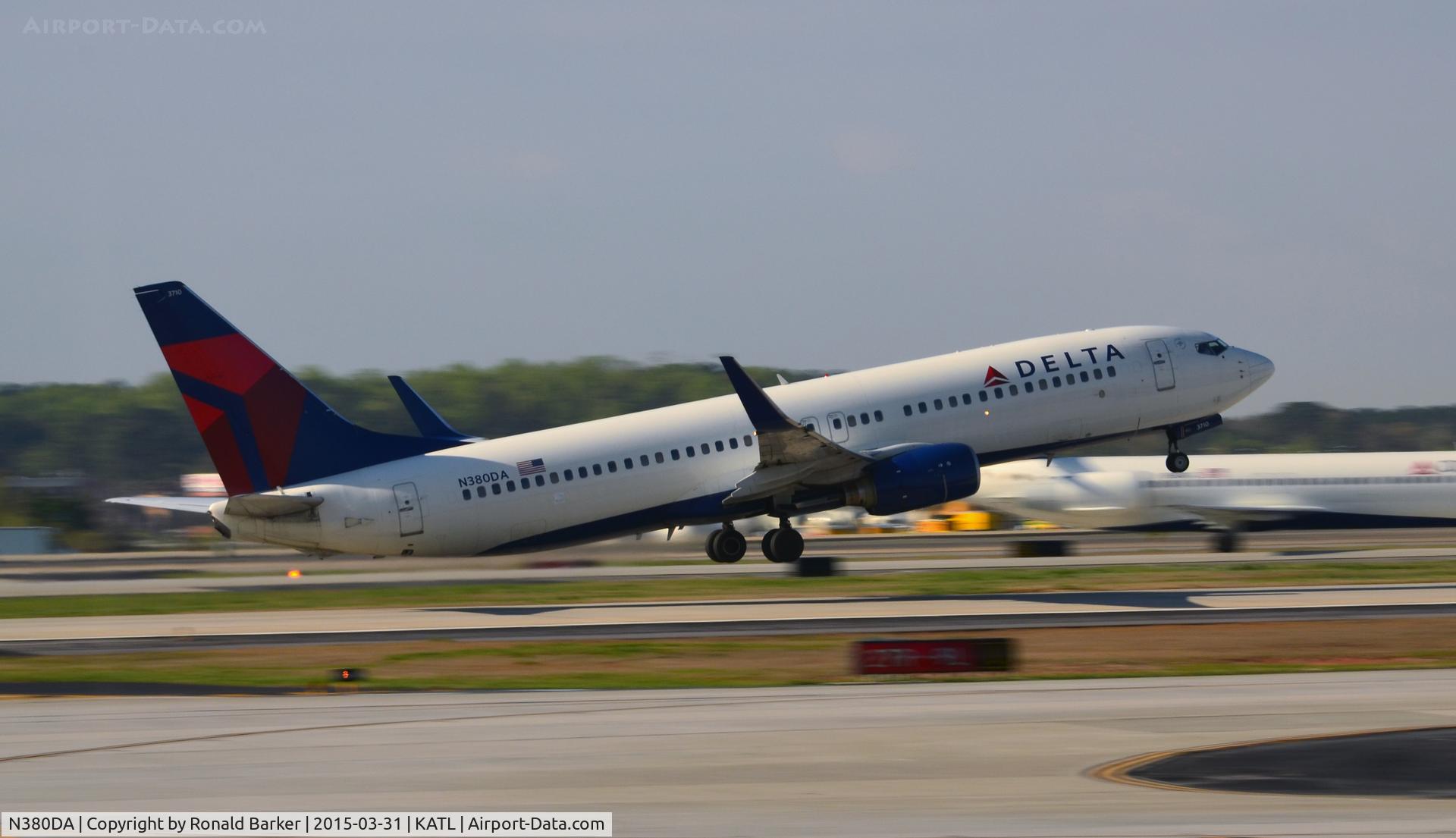 N380DA, 1999 Boeing 737-832 C/N 30266, Takeoff Atlanta