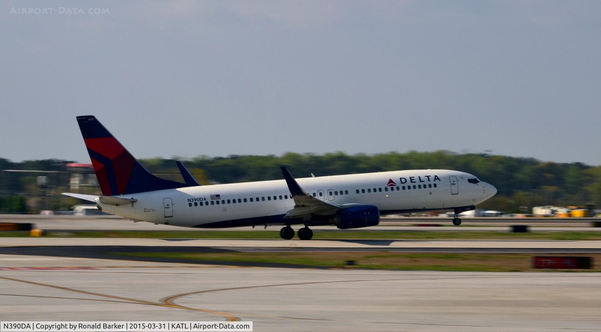 N390DA, 2000 Boeing 737-832 C/N 30536, Takeoff Atlanta
