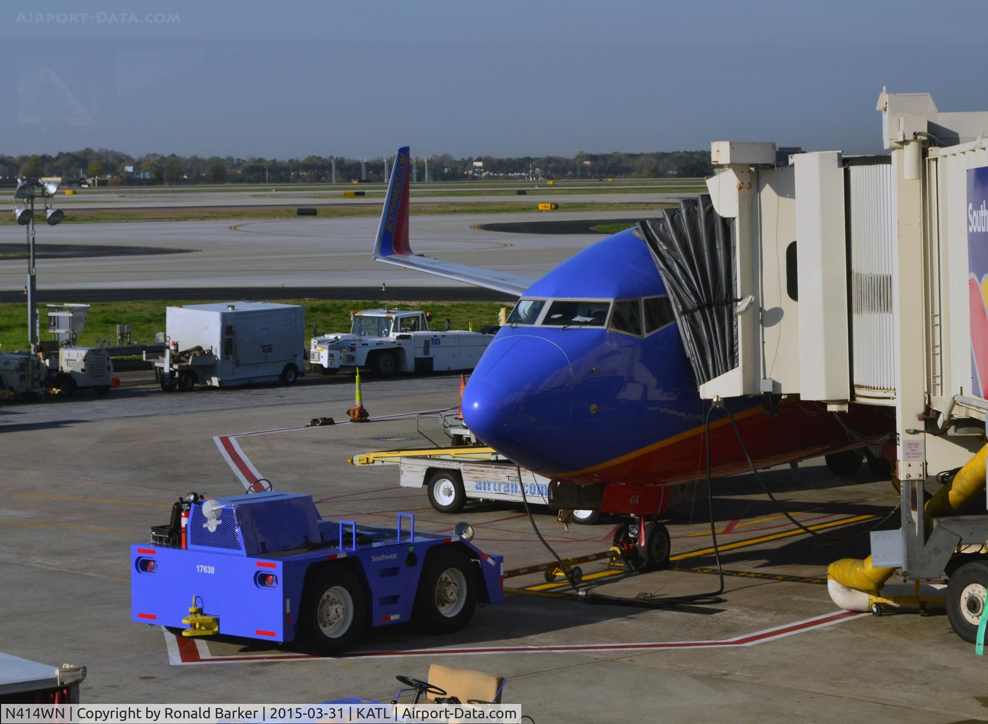 N414WN, 2001 Boeing 737-7H4 C/N 29820, At the gate Atlanta