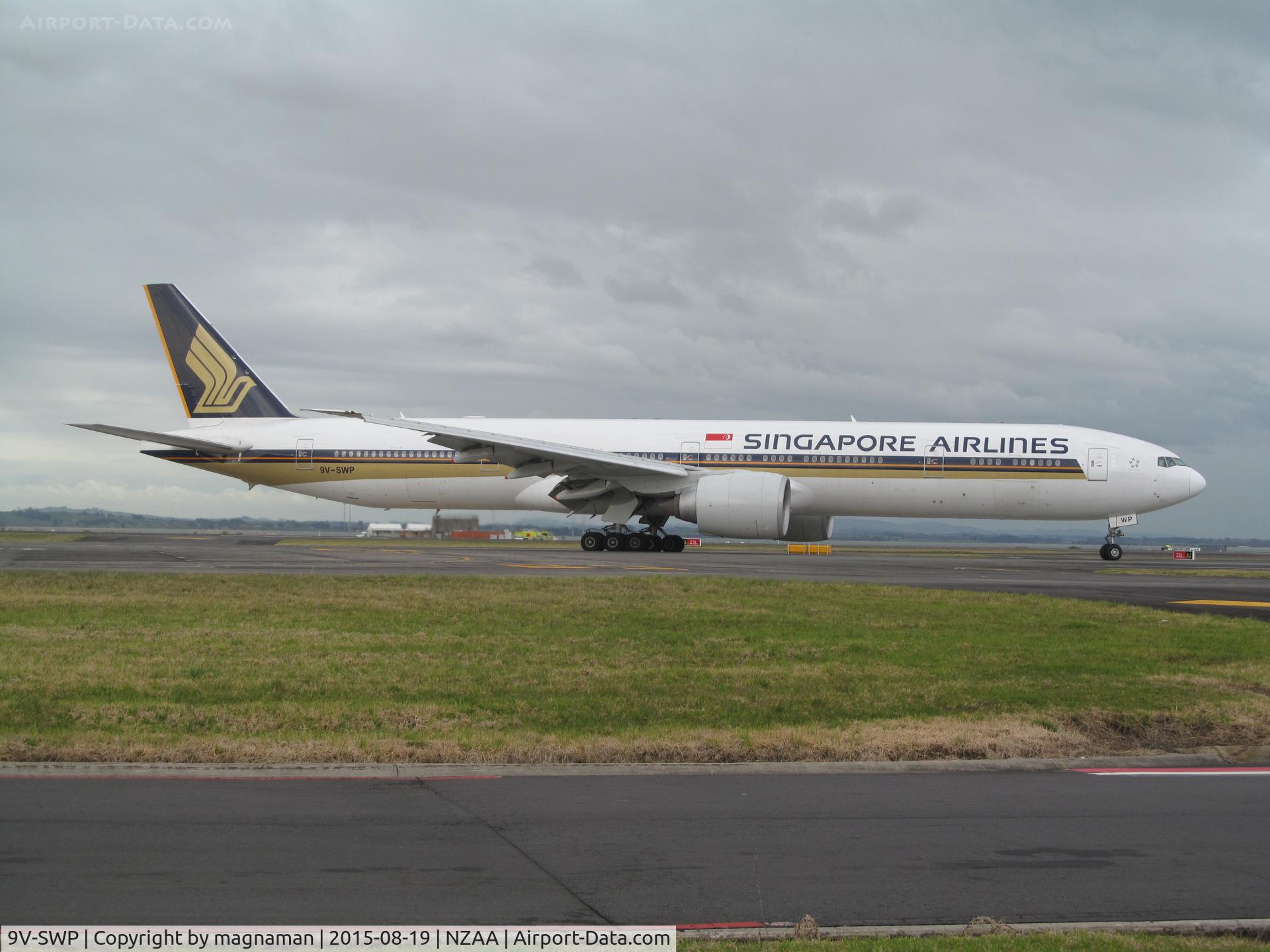 9V-SWP, 2008 Boeing 777-312/ER C/N 34581, taxying to stand