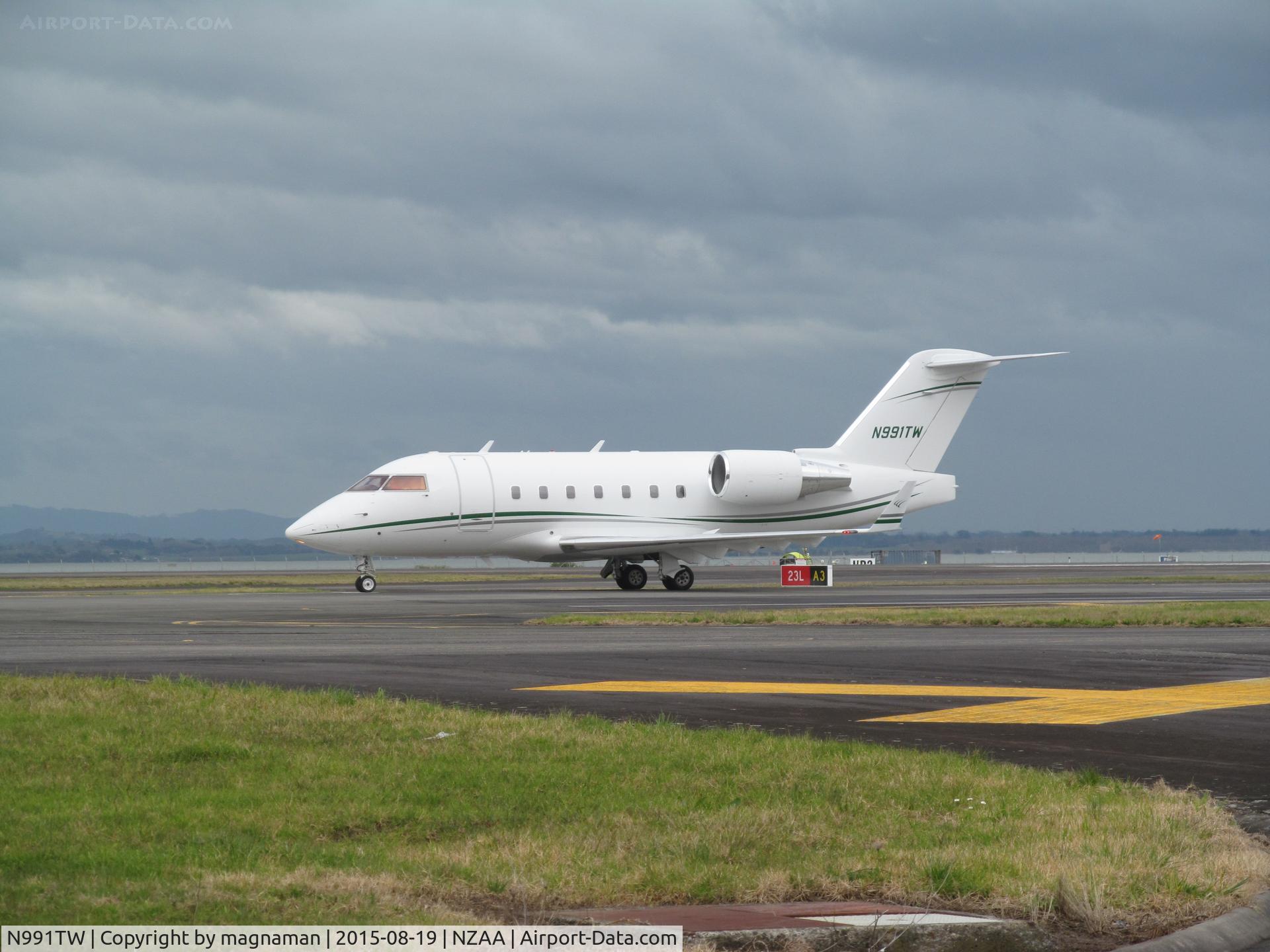 N991TW, 1997 Canadair Challenger 604 (CL-600-2B16) C/N 5333, taxying to stand