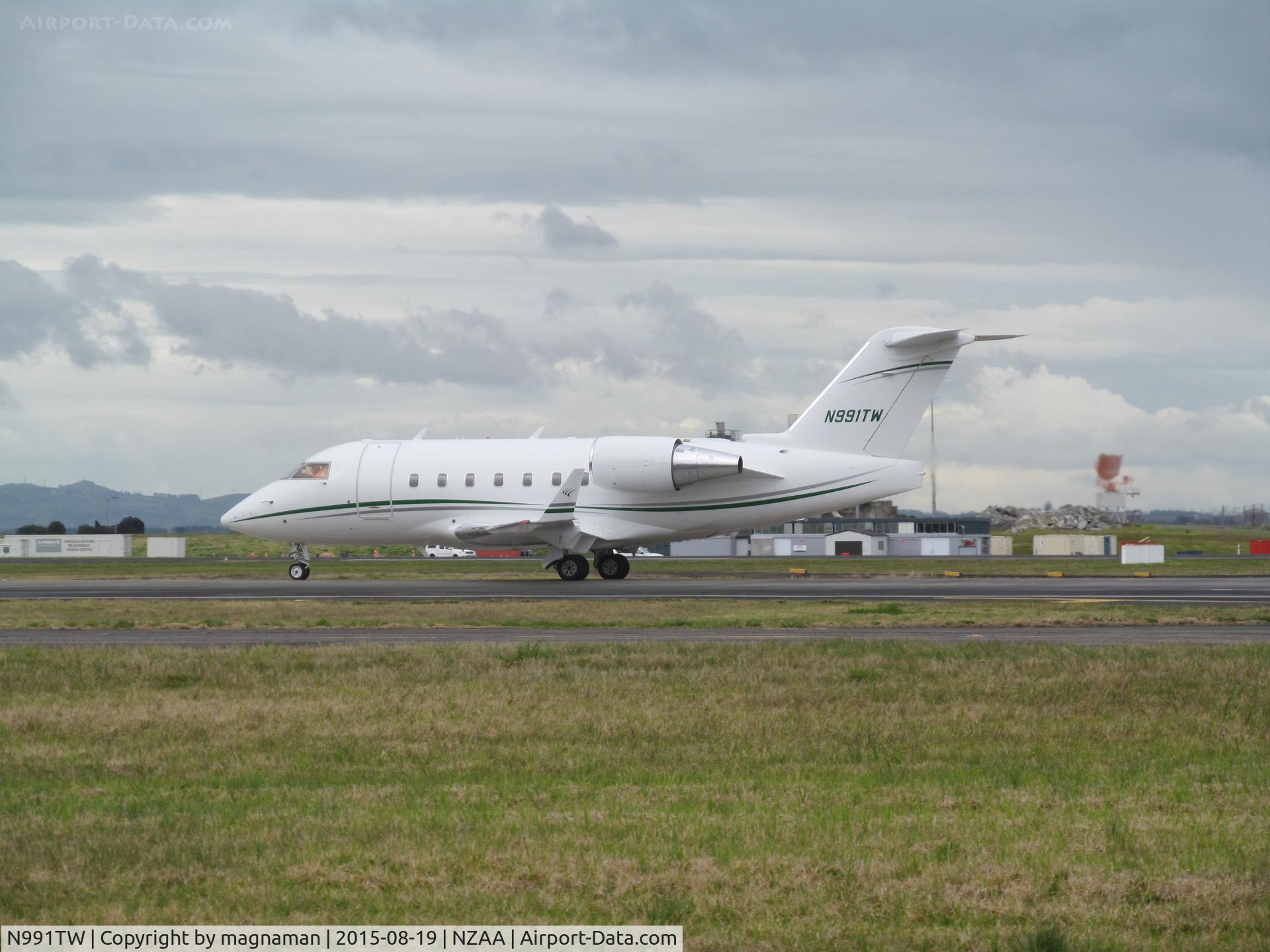 N991TW, 1997 Canadair Challenger 604 (CL-600-2B16) C/N 5333, taxying to convair apron