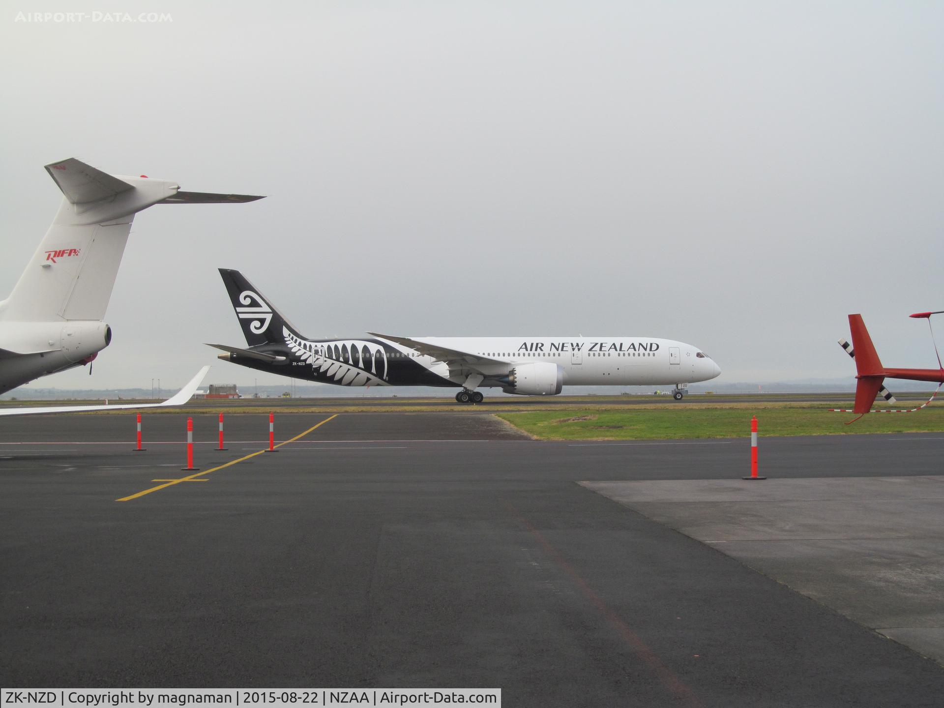 ZK-NZD, 2013 Boeing 787-9 Dreamliner C/N 41989, taxying to stand