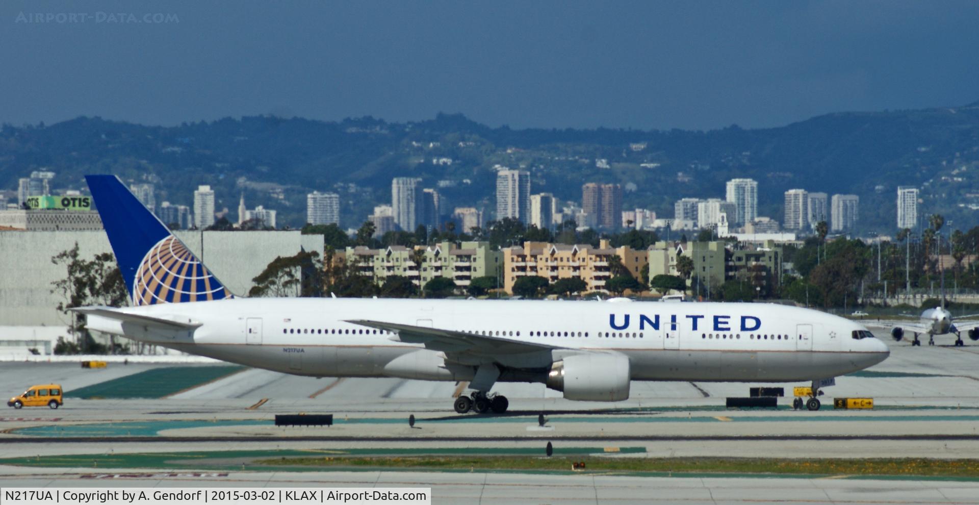 N217UA, 2000 Boeing 777-222 C/N 30550, United, is here taxiing to the gate at Los Angeles Int'l(KLAX)