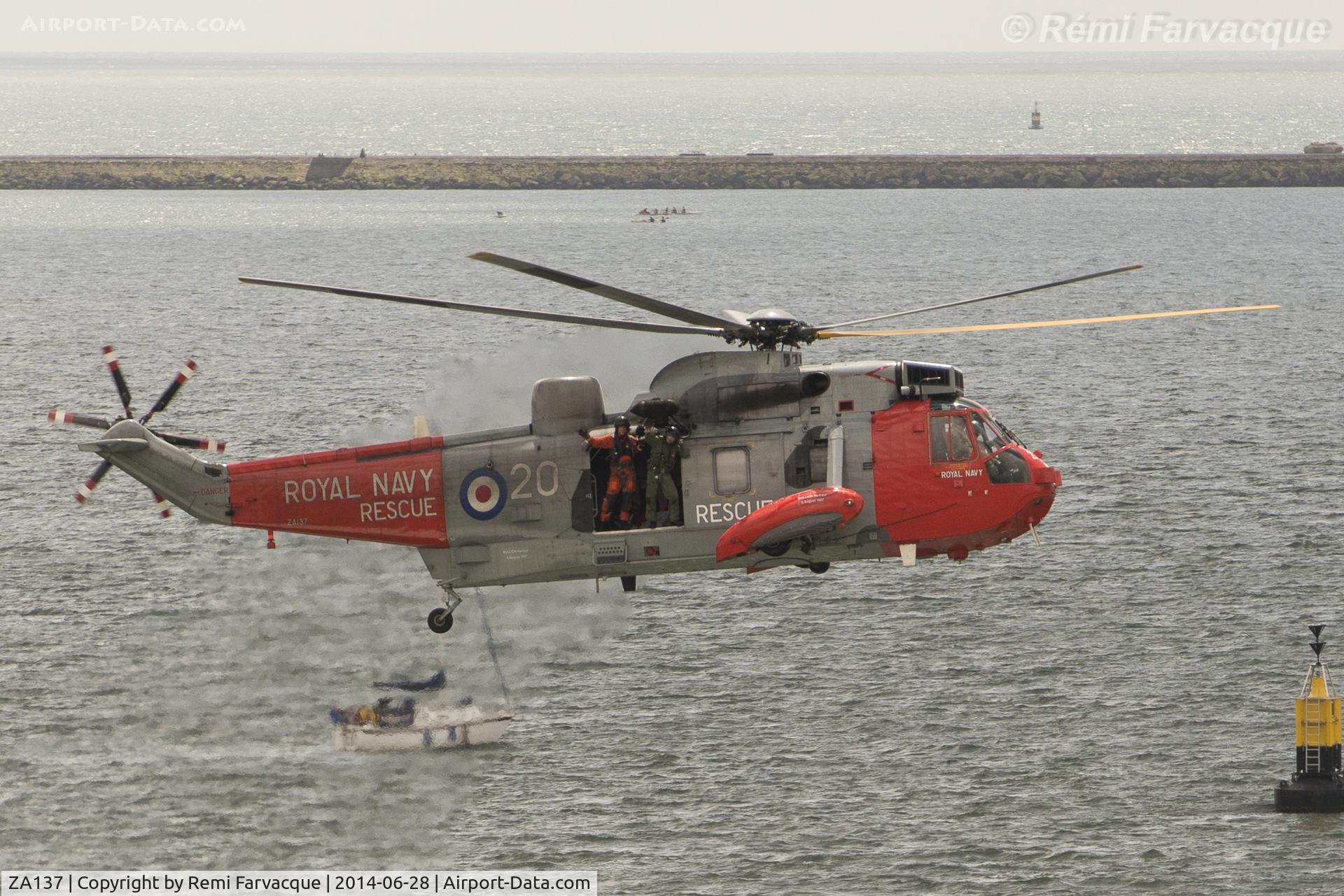 ZA137, 1981 Westland Sea King HU.5SAR C/N WA898, Performing off the Plymouth Hoe for Military Appreciation Day.