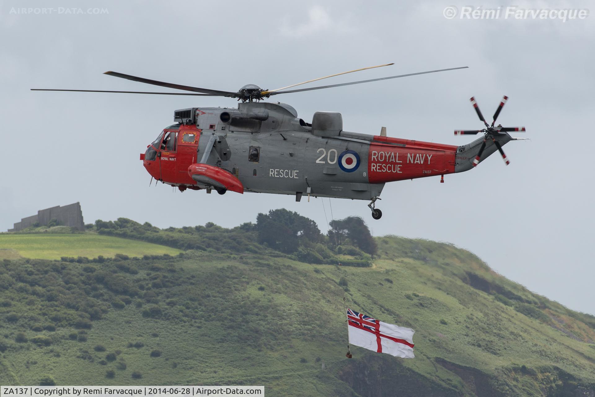 ZA137, 1981 Westland Sea King HU.5SAR C/N WA898, Performing off the Plymouth Hoe for Military Appreciation Day.