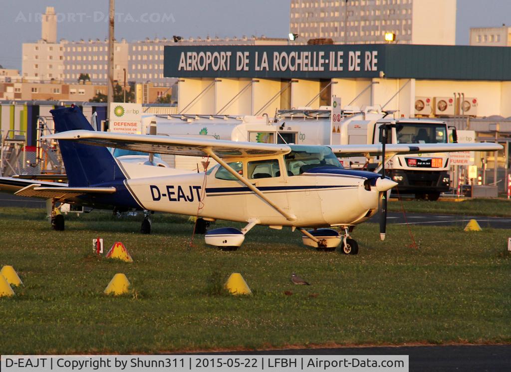 D-EAJT, 1982 Reims F172P C/N F172-02184, Parked on the grass...