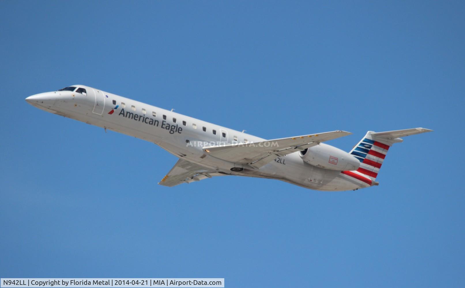 N942LL, 2005 Embraer ERJ-145LR (EMB-145LR) C/N 14500930, American Eagle