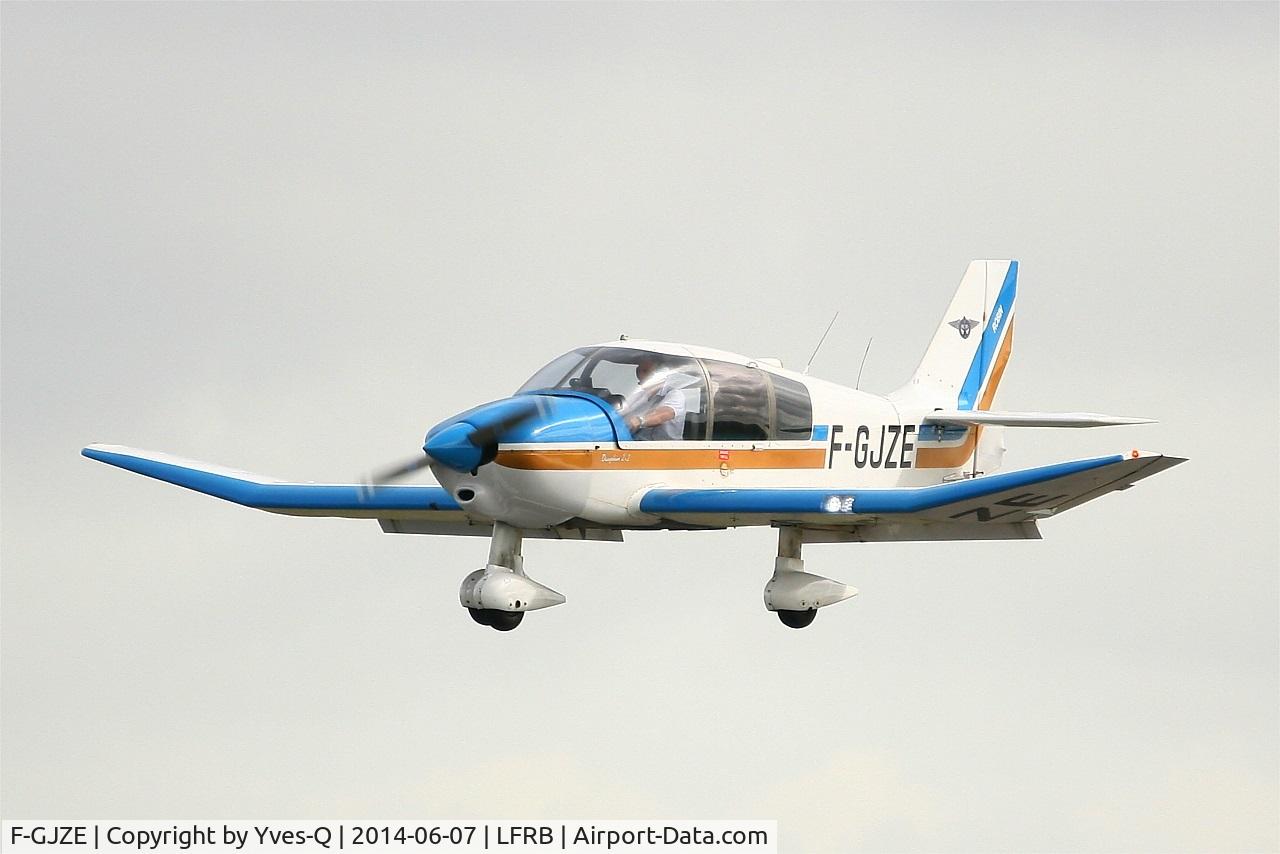 F-GJZE, Robin DR-400-120 Petit Prince C/N 2005, Robin DR-400-120, On final rwy 25L, Brest-Bretagne airport (LFRB-BES)