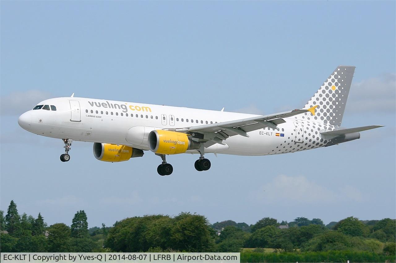 EC-KLT, 2007 Airbus A320-216 C/N 3376, Airbus A320-216, On final rwy 25L, Brest-Bretagne Airport (LFRB-BES)