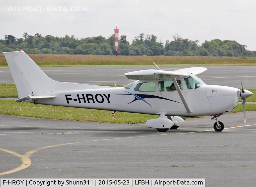 F-HROY, 1975 Cessna 172M Skyhawk C/N 172-64490, Taxiing for refuelling...