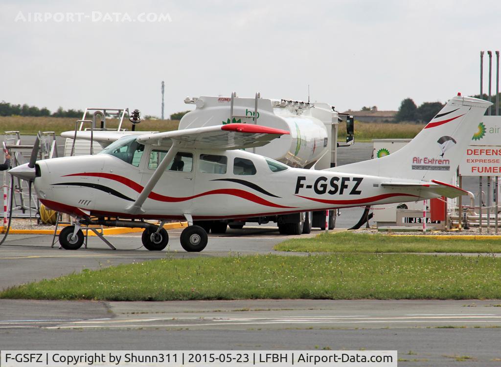 F-GSFZ, 1972 Cessna U206F Stationair C/N U206-01952, On refuelling...