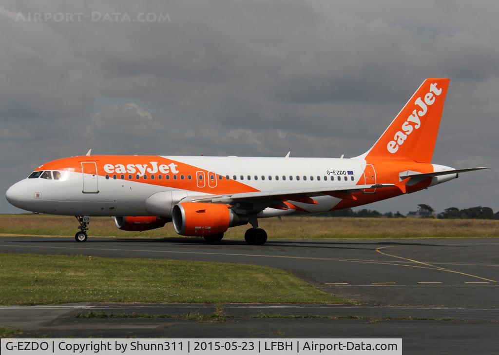 G-EZDO, 2008 Airbus A319-111 C/N 3634, Taxiing for departure in new c/s