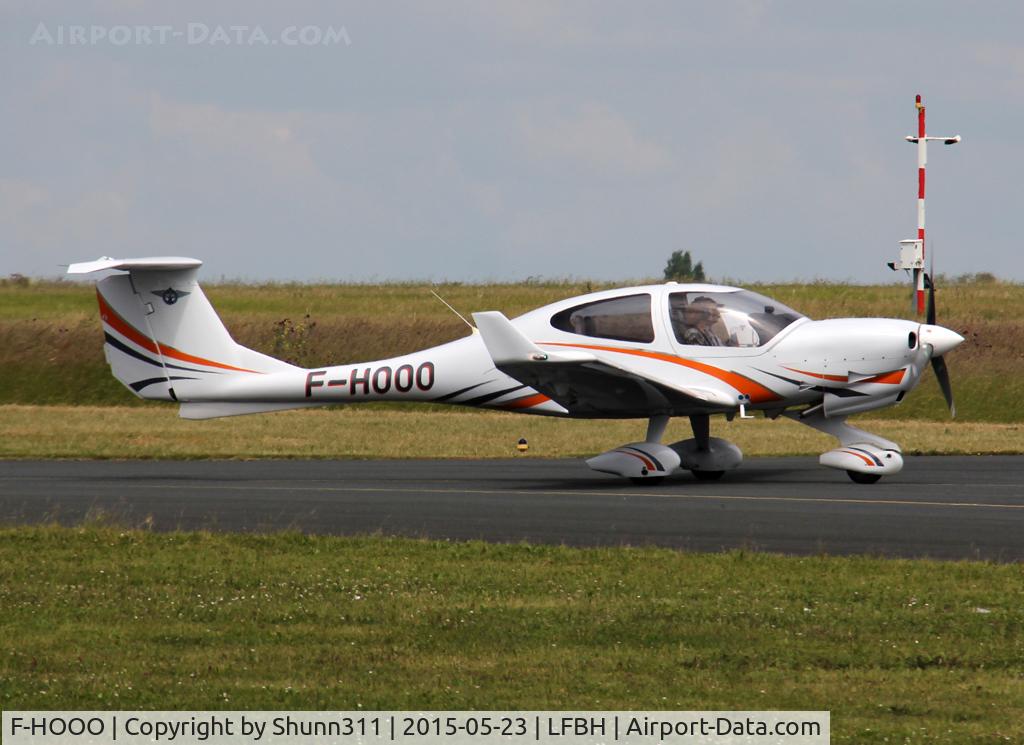 F-HOOO, 2013 Diamond DA-40 Diamond Star C/N D4.144, Taxiing for refuelling...