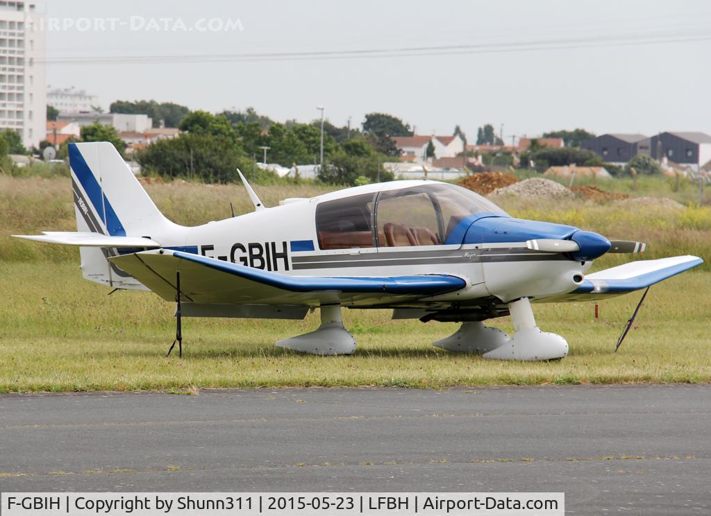F-GBIH, Robin DR-400-160 Chevalier C/N 1327, Parked in the grass