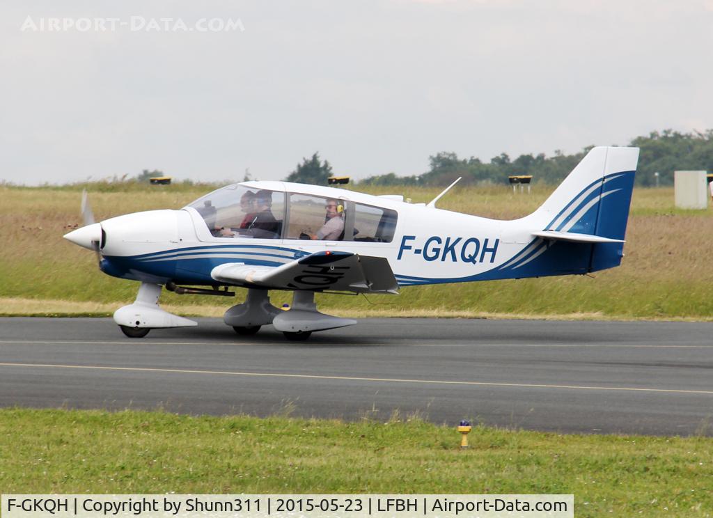 F-GKQH, Robin DR-400-140B Major C/N 2053, Taxiing for departure...