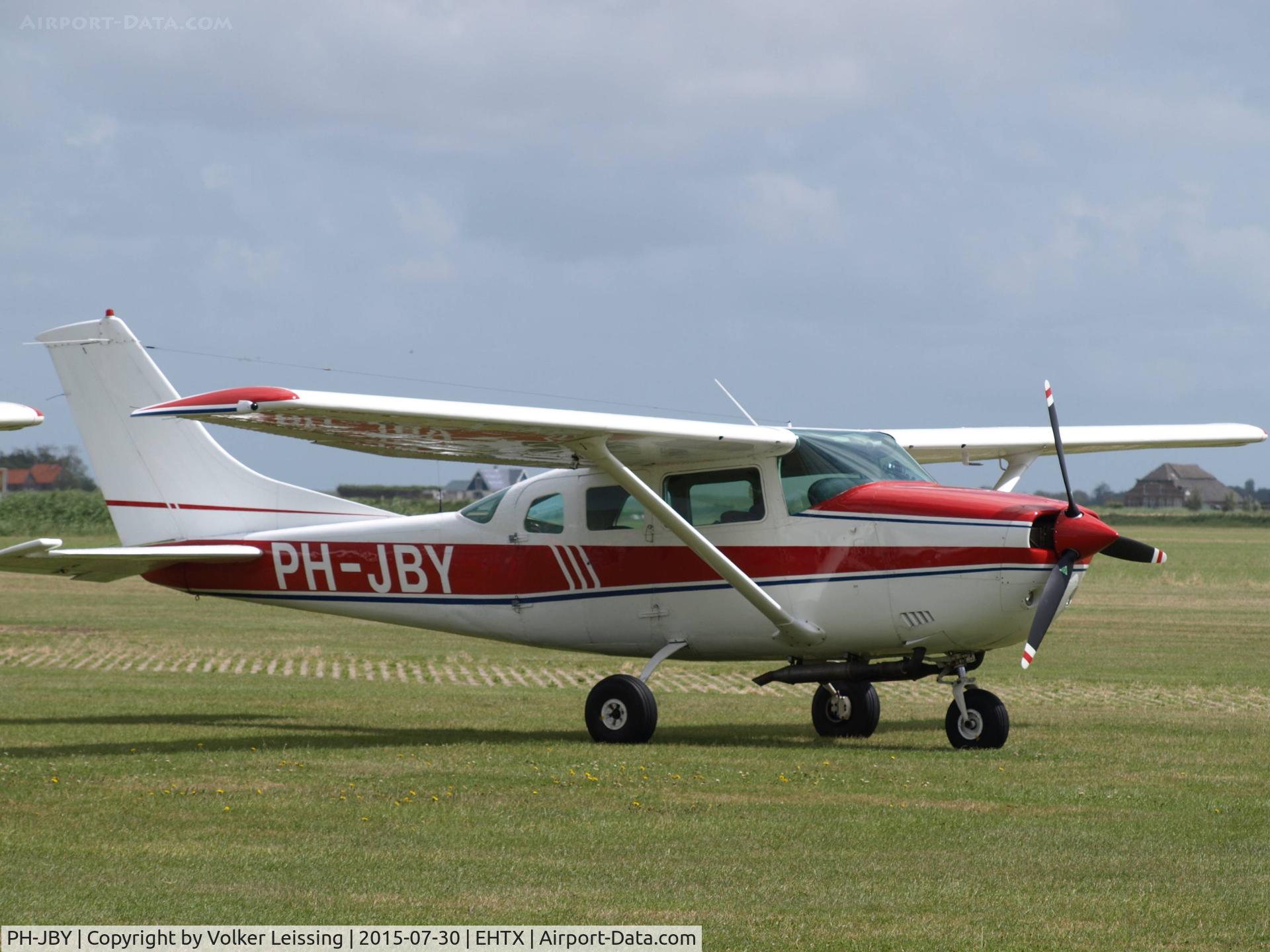 PH-JBY, 1976 Cessna U206F Stationair C/N U20603230, parking