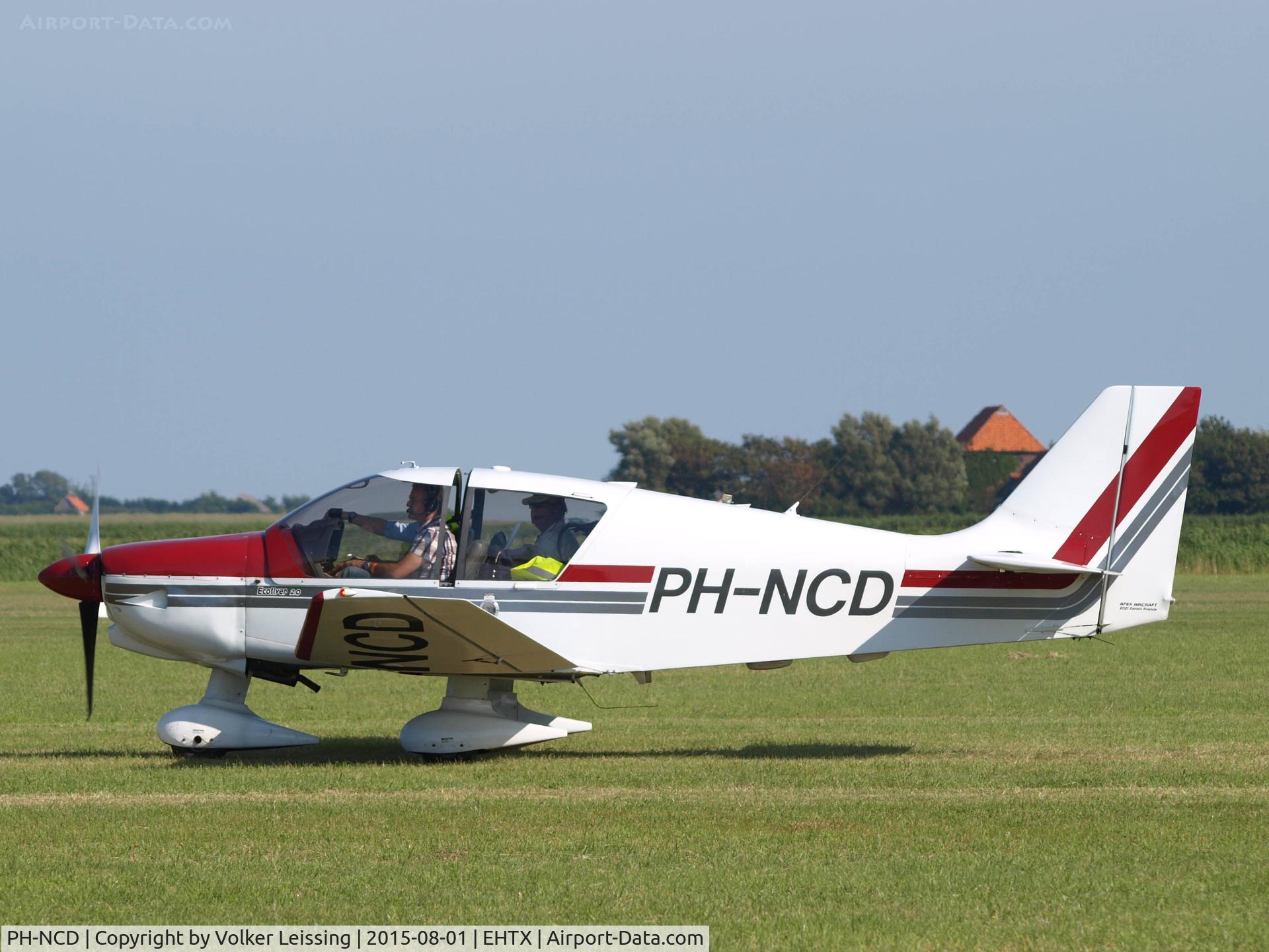 PH-NCD, 2006 Robin DR-400-140B Major C/N 2610, taxi to rwy after airshow