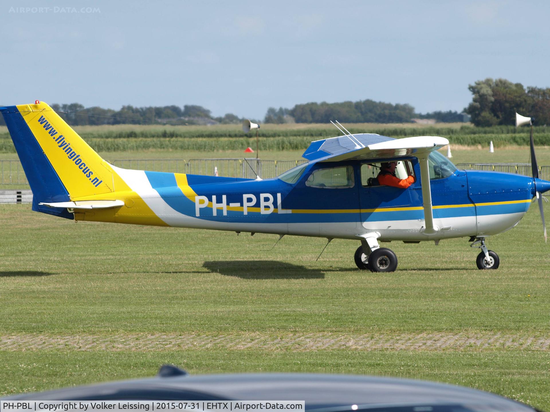 PH-PBL, 1976 Cessna 172M C/N 17267417, taxi ro rwy