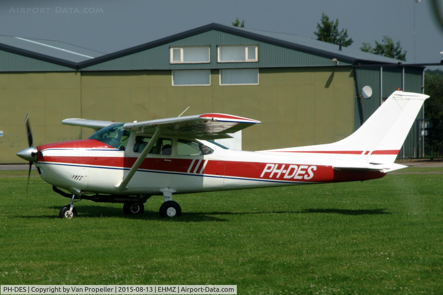 PH-DES, 1975 Reims F182P II Skylane C/N F18263920/0016, Cessna F182P taxying to the runway of Midden-Zeeland (NL) for a para-drop.