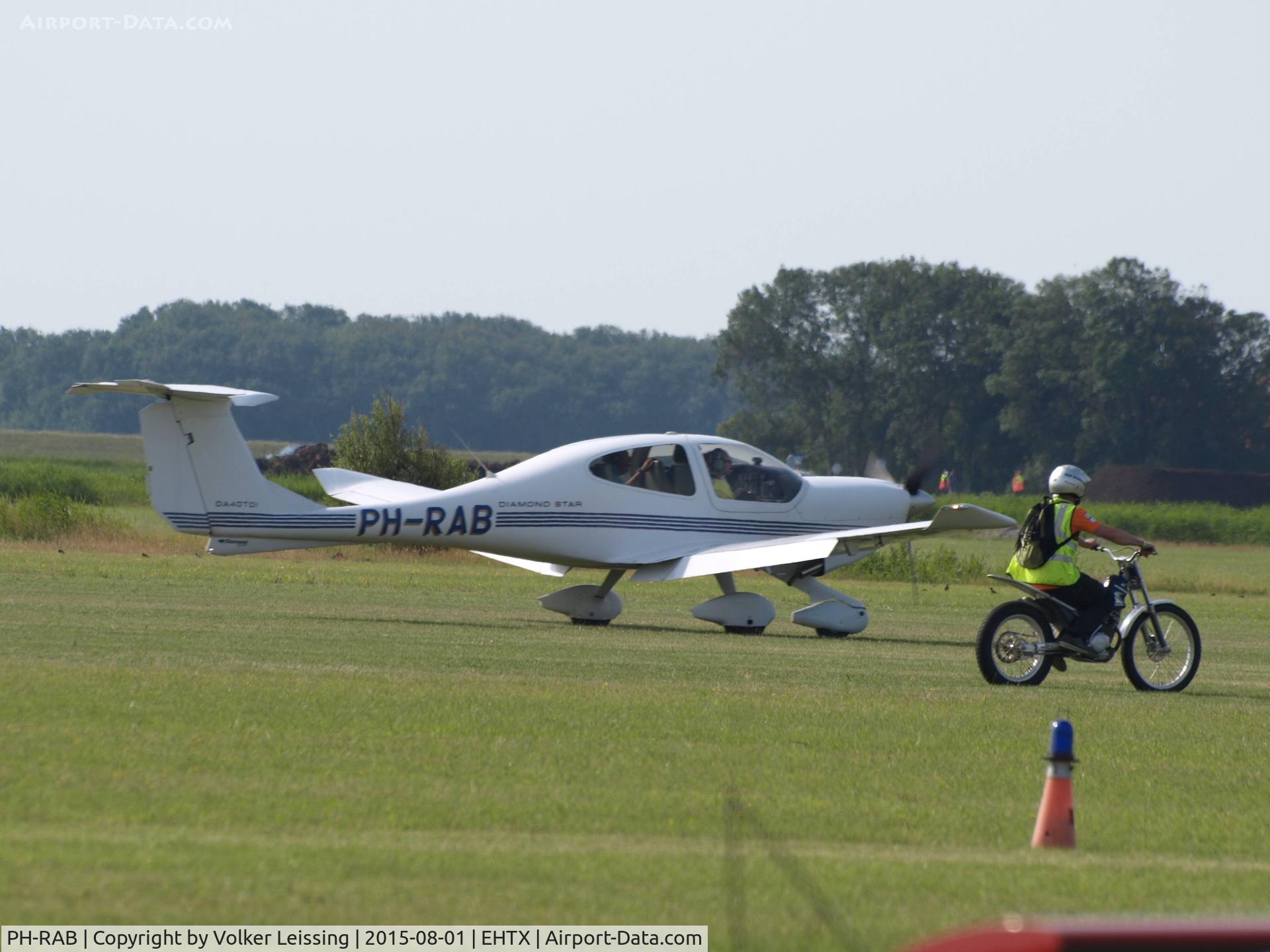 PH-RAB, 2005 Diamond DA-40D Diamond Star C/N D4.162, behind follow me motobike
