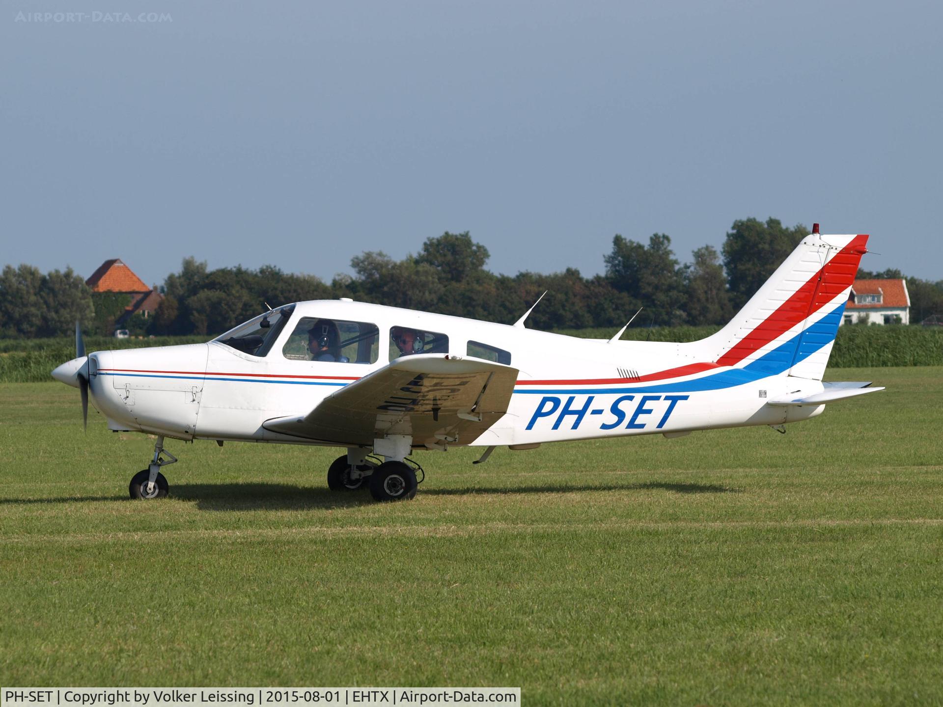 PH-SET, 1988 Piper PA-28-161 Warrior II C/N 2816059, taxi to rwy after airshow